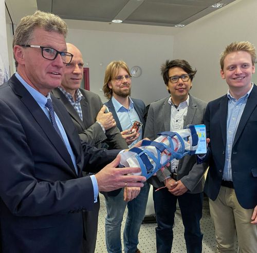 Wirtschaftsminister Bernd Buchholz mit dem Prototypen